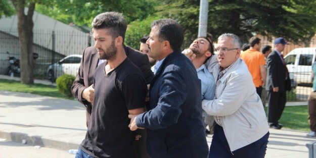 Karşıt görüşlü öğrenciler birbirlerine girdi