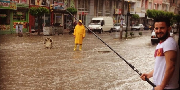 Yağmurdan sonra caddeye olta attı