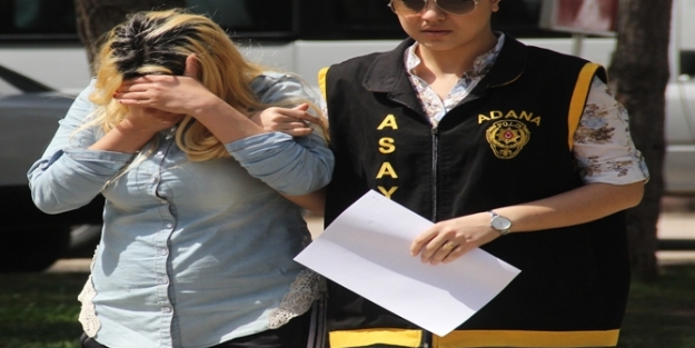 İkiz kardeşine fuhuş yaptırırken yakalandı