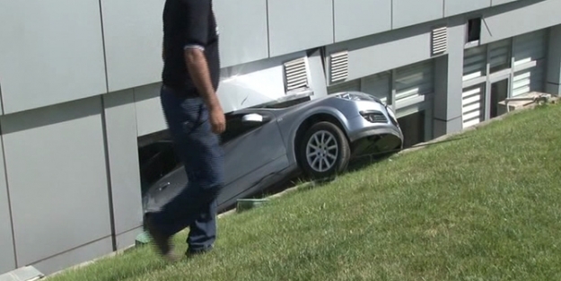 Gaz pedalı takılı kalan otomobil hastaneye girdi