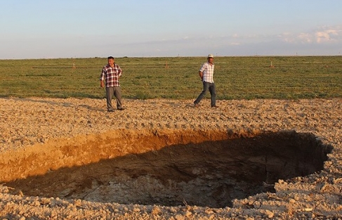 Konya'da 70 metre derinliğinde çukur oluştu
