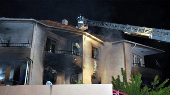 Doğalgazı açarak intihar etmek istedi evini patlattı