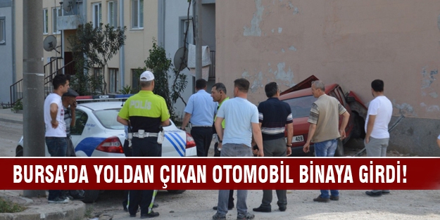 Yoldan çıkan otomobil binaya girdi
