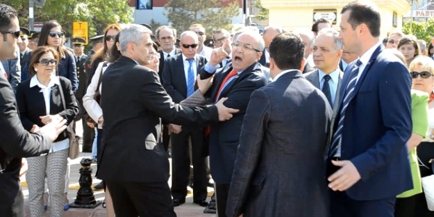 19 Mayıs kutlamalarında ’siyasi bayrak’ krizi