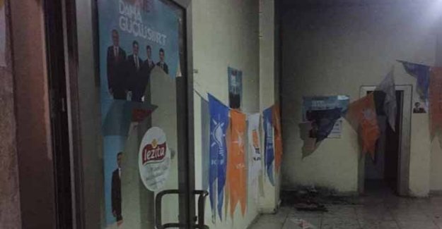 AK Parti seçim bürosu kundaklandı