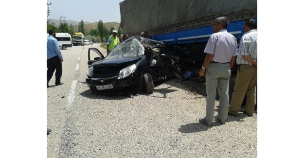 Otomobil TIR’ın altına girdi: 8 yaralı