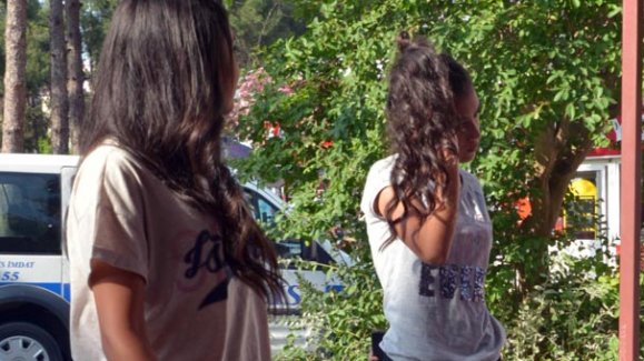 Liseli kızlar polisi bile şoke etti!