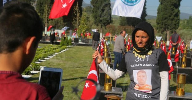 Madenci ailelerini dolandıran bankacıya yakalama kararı