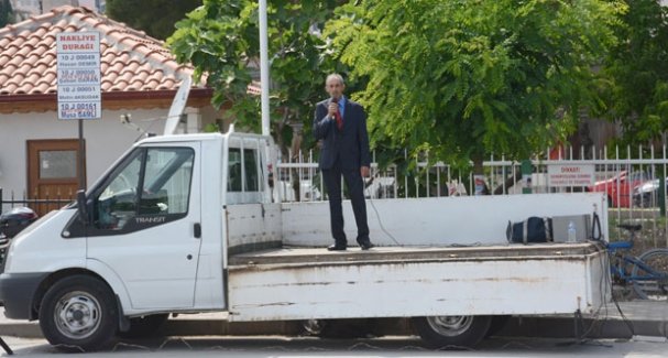 Bağımsız aday, boş alanda sıfır seçmene miting yaptı