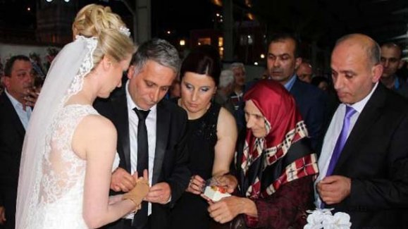 Belediye Başkanı pazarda evlendi!