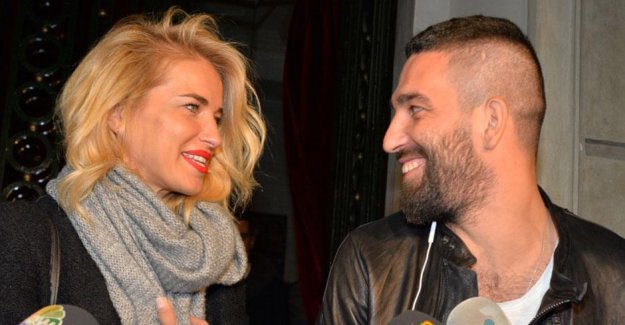 Arda Turan ve Burcu Esmersoy'un arasına kara kedi girdi