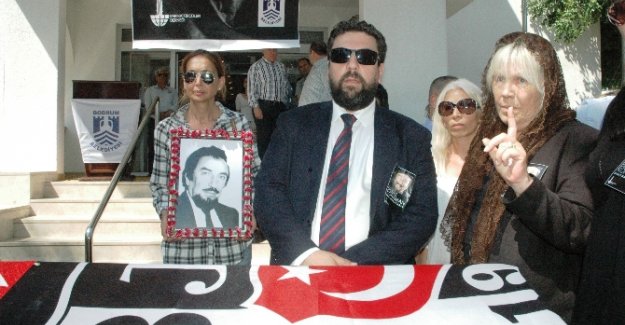 Ünlü karikatüristin cenazesinde gerginlik