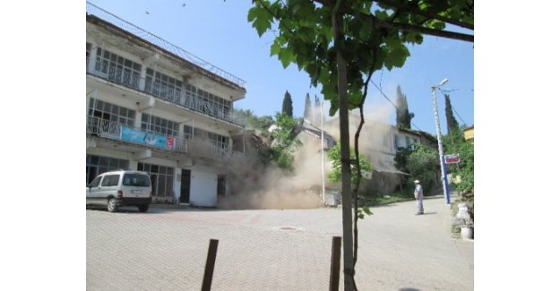 Gemlik'te metruk binalar yıkılıyor