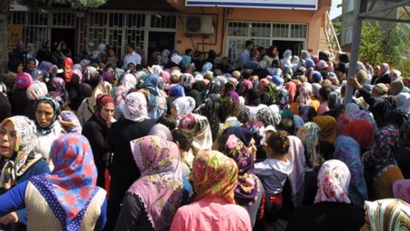 Muhtaç ailelere 50 lira yardım izdiham yarattı