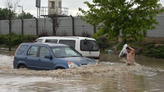 Aracı suya battı soyunarak kurtuldu