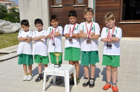 Minik yüzücüler Mudanya'ya kupayla döndüler