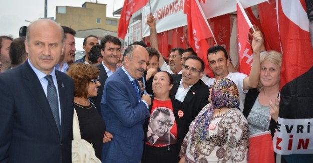 CHP standını ziyaret eden Müezzinoğlu alkışlarla karşılandı