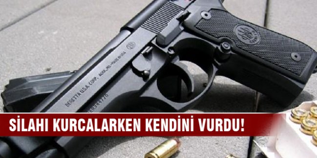 Silahı kurcalarken kendini vurdu