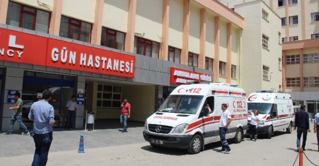 Doktor ve polise bıçakla saldırdılar