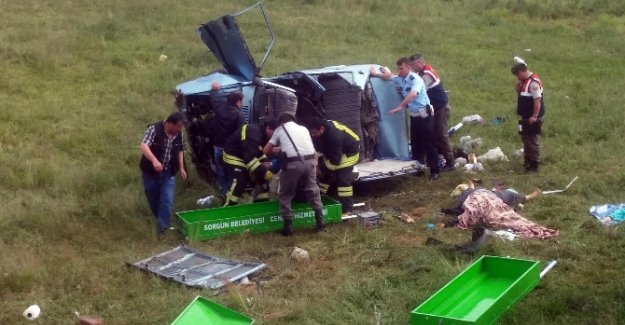 Mezuniyet törenine giderken kazada öldüler: 3 ölü !