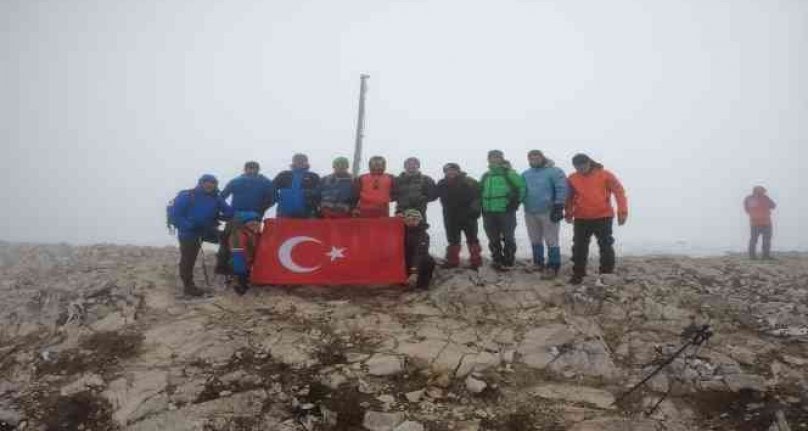 Bursalı dağcılardan Uludağ'ın karla kaplı zirvesine 19 Mayıs yürüyüşü