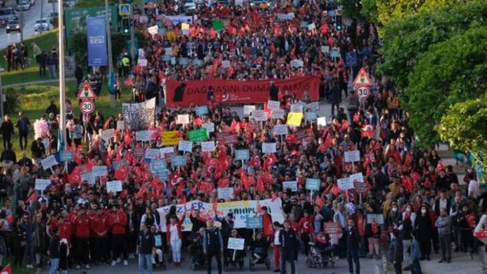 Bursa'daki bayram kutlamalarında Can Bonomo gençleri coşturdu