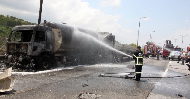 TIR, LPG yüklü tankere çarptı: 1 ölü