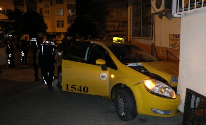 Motorunu çalan şüphelilerden kaçmak için taksi çaldı, kaza yapıp polise yakalandı!