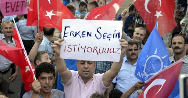 Erken seçim için yürüdüler