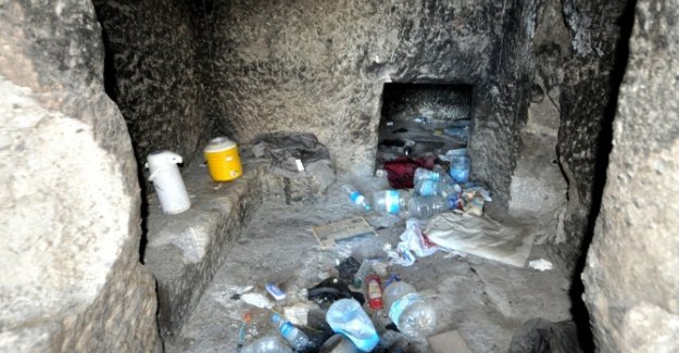 Tarihi mezar odaları çöplük gibi