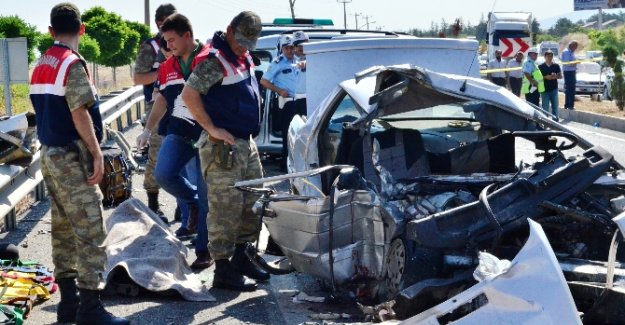 İki araç kafa kafaya çarpıştı: 2 ölü