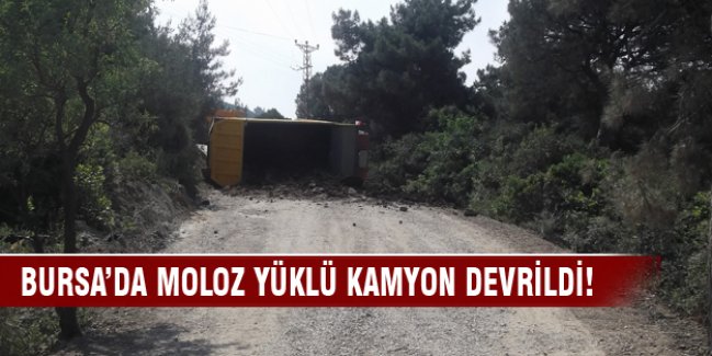 Mudanya'da moloz yüklü kamyon devrildi