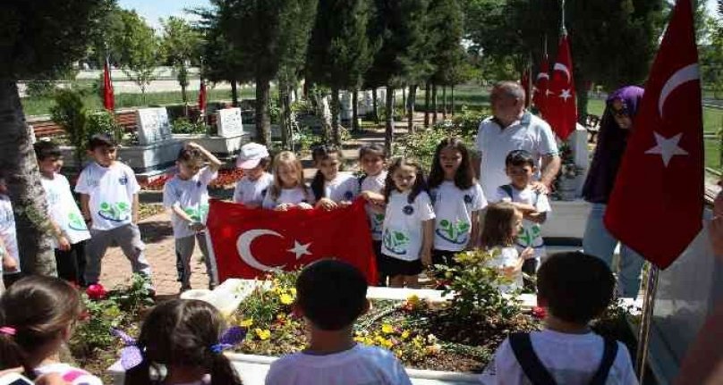 Bursa'da ilkokul öğrencilerinden şehitliğe ziyaret