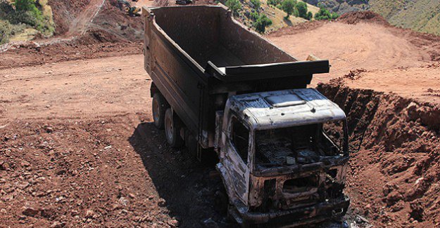 Baraj inşaatındaki iş makineleri yakıldı