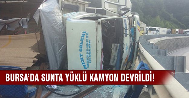 Sunta yüklü kamyon yola devrildi: 2 yaralı