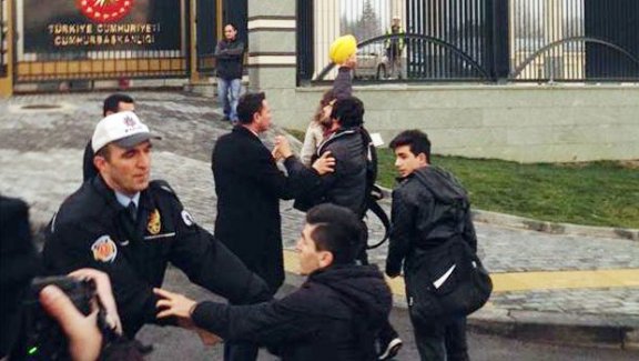 Cumhurbaşkanlığı Sarayı önünde protestoya gözaltı