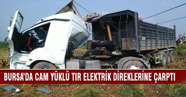 Cam yüklü TIR elektrik direklerine çarptı!