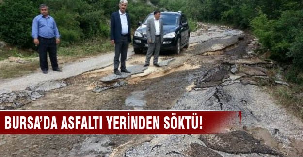 Bursa'da yağmur asfaltı yerinden söktü!