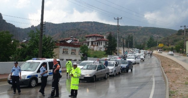 Sağanak yağış trafiği kilitledi