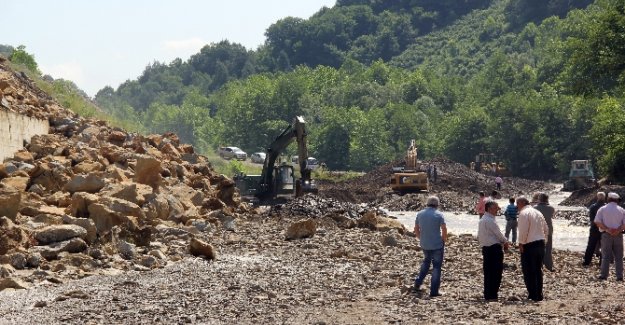 Sağanak yağış nedeniyle yol çöktü