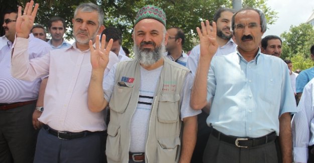 Cuma namazı çıkışı Mursi eylemi