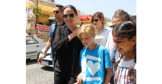 Angelina Jolie Mardin sokaklarında