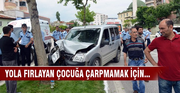 Bursa'da polis çocuğa çarpmamak için ağaca çarptı!