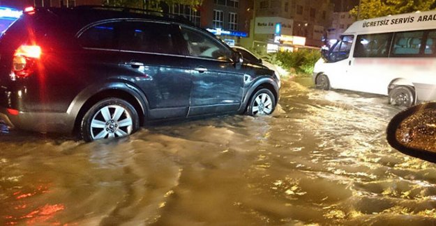 Sağanak sonrası yollar göle döndü!