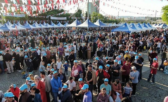 Spor ayakkabısı hediyeli kan bağışında uzun kuyruklar oluştu