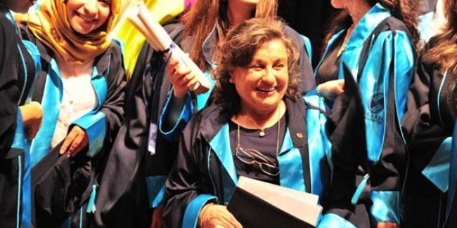 Hayali olan fakülteyi 71 yaşında birincilikle bitirdi