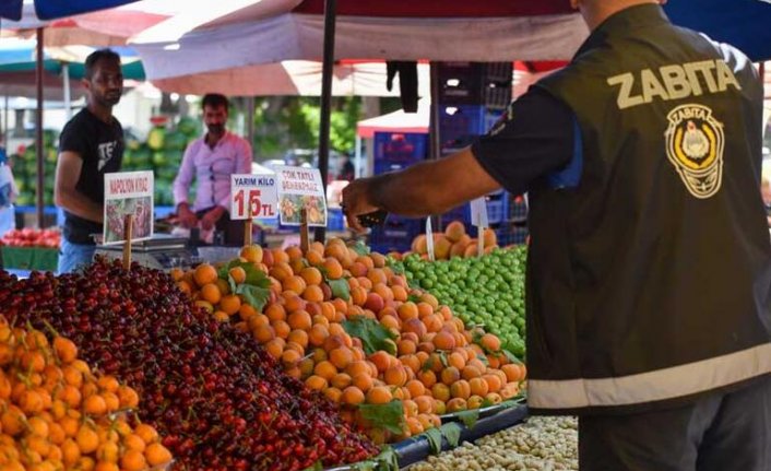 Pazar tezgahındaki etikette 'küçük yazı' ve 'yarım kilo' aldatmacası