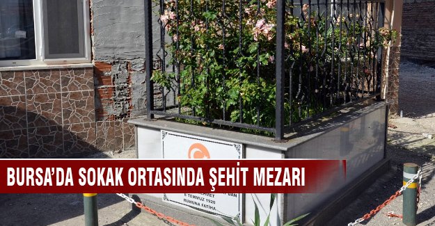 Bursa'da bir apartmanın önünde şehit mezarı