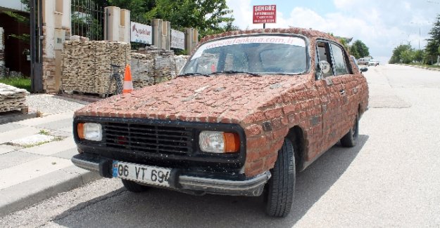 Arabayı gören dönüp bir daha bakıyor