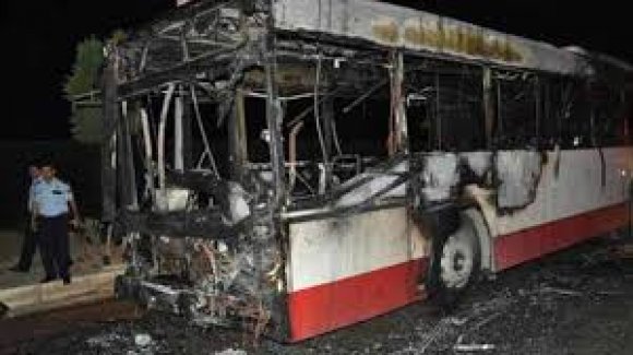 Maskelilerden belediye otobüsüne saldırı!